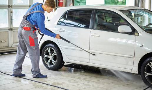 Auto vam je pun smole nakon godišnjeg? Evo kako ga očistiti