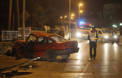Zadar: Zabio se u kameni zid, autom, vadili ga vatrogasci