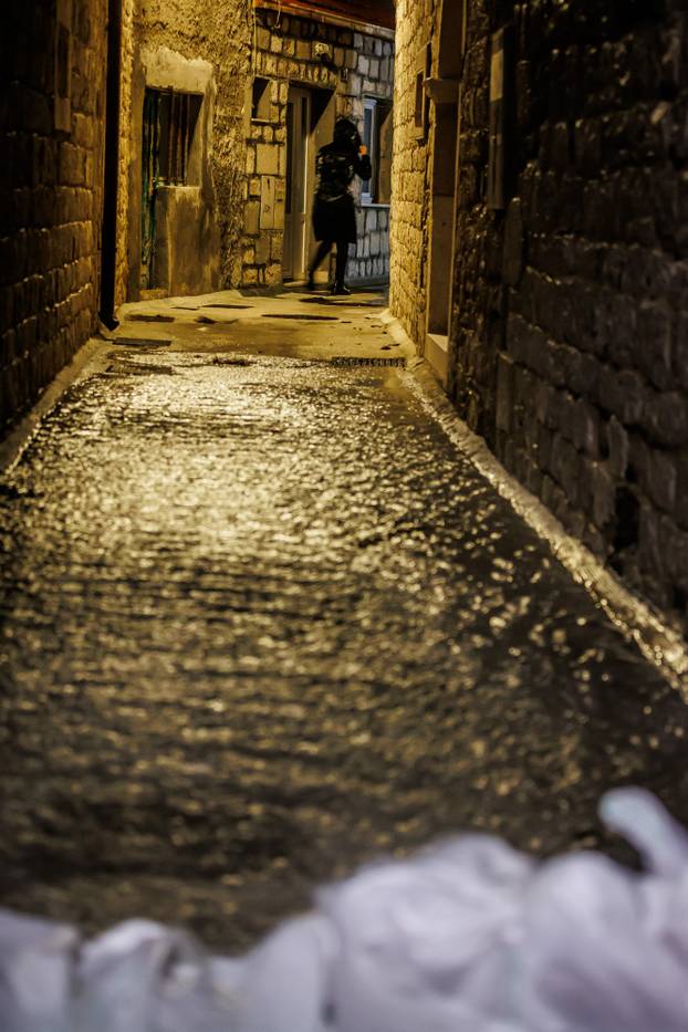 Kaštela: Olujno jugo i plima opet potopili Donja Kaštela