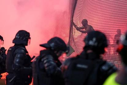 FOTO Pogledajte scene kaosa u Ljubljani: Vatra na tribinama, specijalci i tučnjave divljaka!