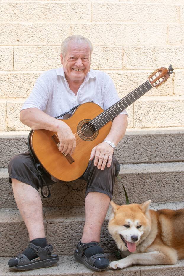 Dubovnik: Ibrica Jusić s psom ispred crkve sv. Dominika