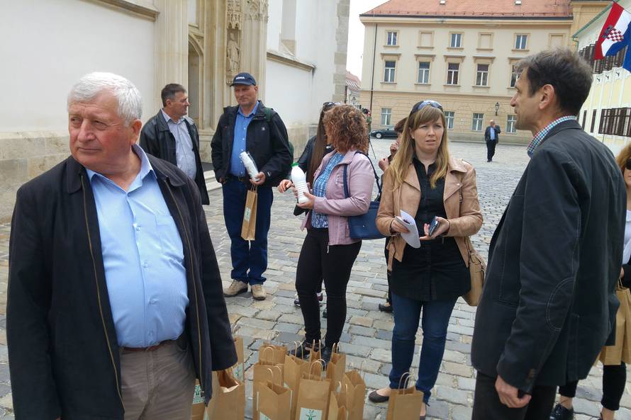 Mljekari Vladi podijelili mlijeko, Romić: Branim vaše interese