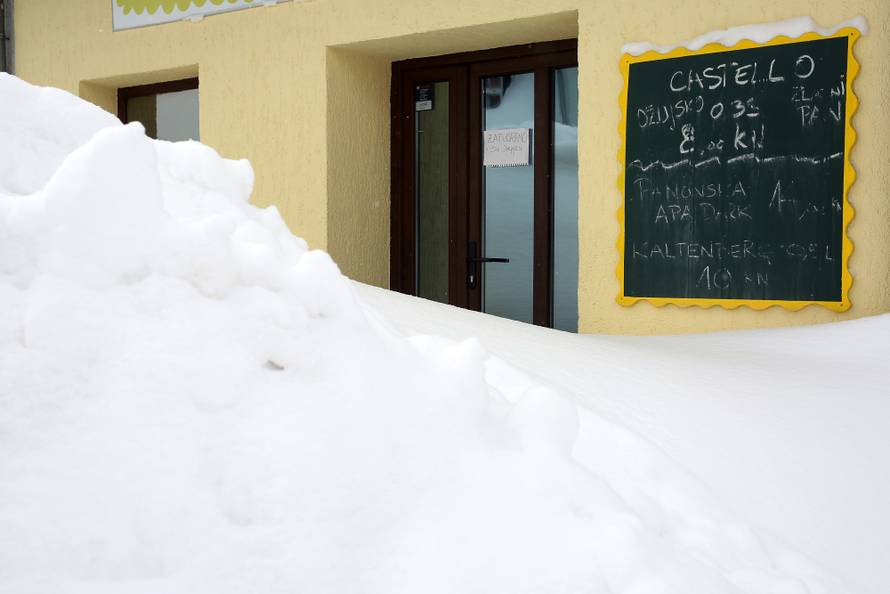 Zameteni u Delnicama: Nanosi snijega do balkona na 1. katu!