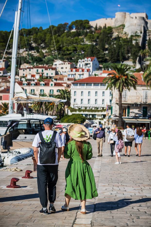 Turisti u obilasku grada Hvara uživaju u lijepom vremenu