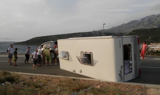 Bura okrenula kamp prikolicu u trajektnom pristani&scaron;tu Stinica