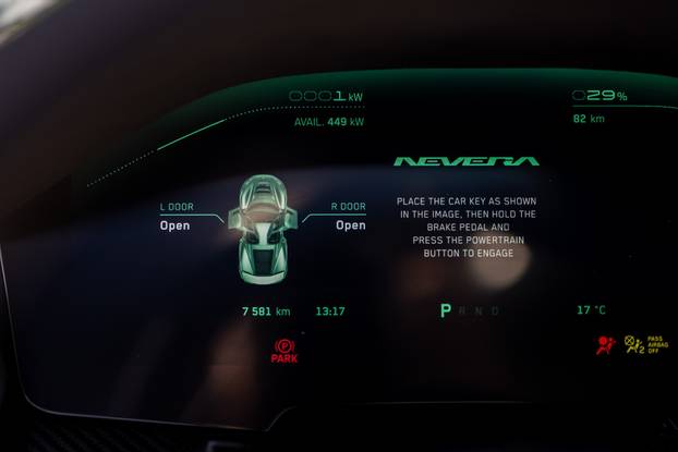 Rimac Nevere parkirane ispred Rimac kampusa u Kerestincu povodom Trilblazers Toura