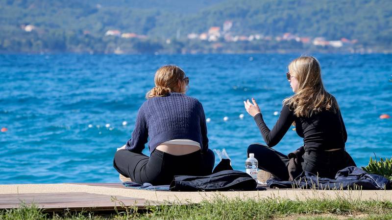 Na Jadranu danes sončno z burjo, temperature do 21 stopinj Celzija