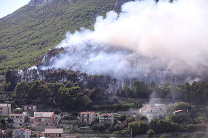 FOTO Ovako izgleda požarište u Solinu: S vatrom se bori više od 100 vatrogasaca i 4 kanadera