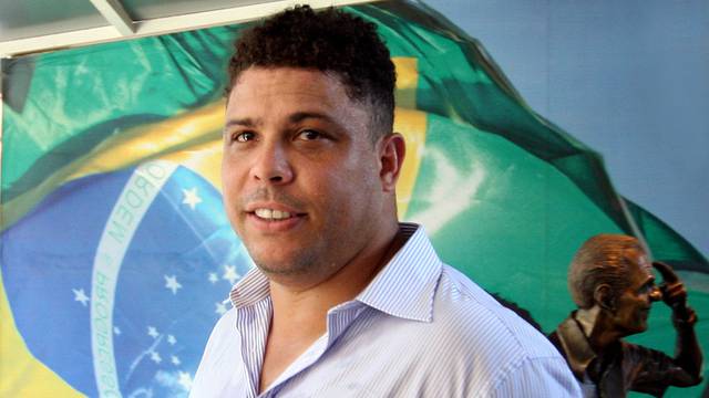 Ronaldo visits Maracana stadium