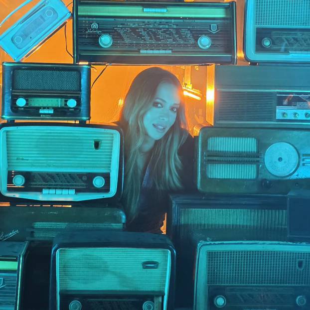 Lille objavila set provokativnih fotki i predstavila spot: 'Opa, utegnula se u ultrakratki jeans'