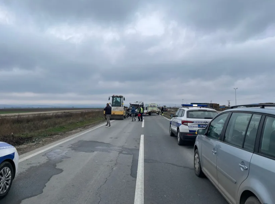 UZNEMIRUJUĆE Prve fotografije užasa u Vojvodini: Kombijem se zabio u valjak. Četvero mrtvih!