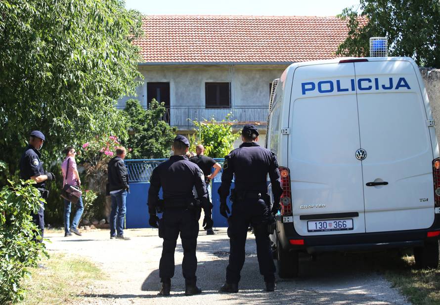 Policija dovodi osumnjičenog za ubojstvo u kuću u Gaćeleze kako bi se rekonstruirao događaj