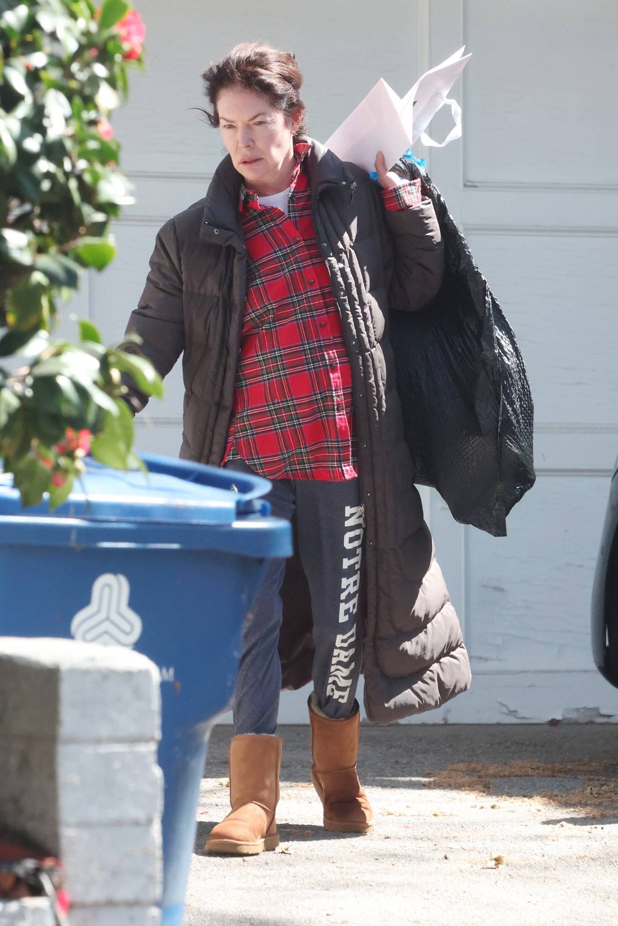 Lara Flynn Boyle looks almost unrecognizable as she runs household errands outside her LA home on the morning of her 53rd birthday.