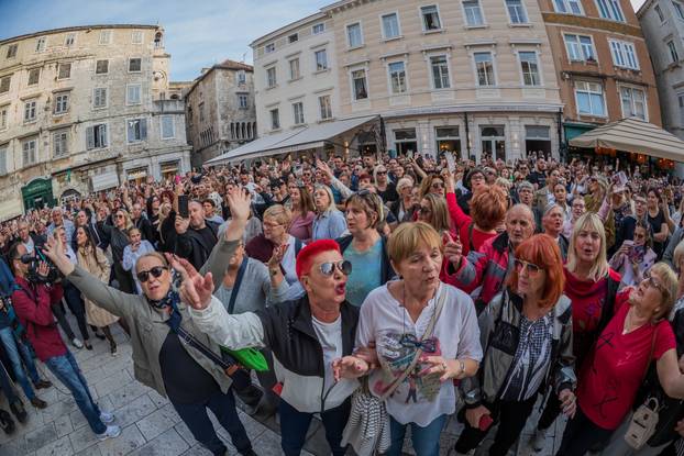 Split: Građani se okupili u spomen na Halida Bešlića na gradskoj Pjaci
