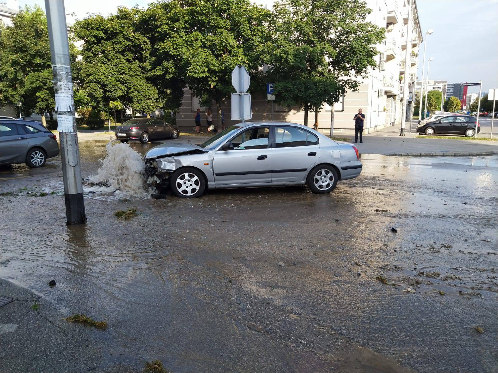 Sudarili se na Vrbanima: Auto u hidrantu, vozačica u bolnici