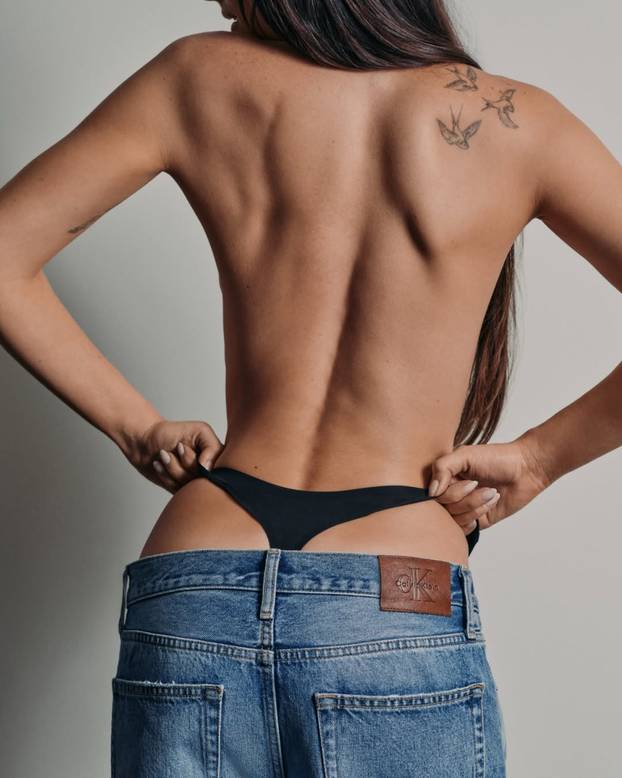 Dakota Johnson pozirala gotovo gola: Knjigom skrila intimne dijelove, pokazala tetovaže...