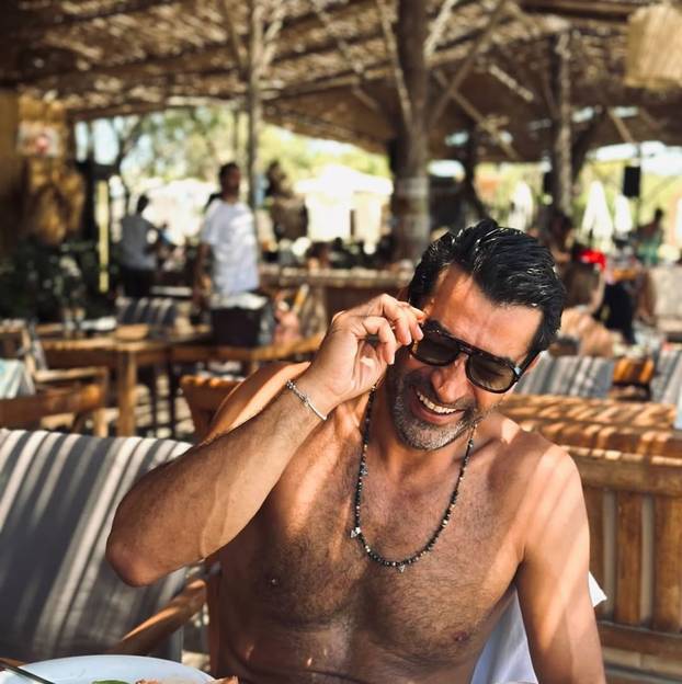 Sjećate li se osvetnika Ezela? Poznati glumac ljubi 13 godina mlađu poznatu glumicu...