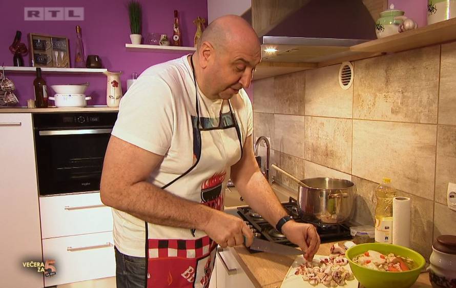 Goste počastio tamburašima: 'Možda mi daju loše ocjene...'