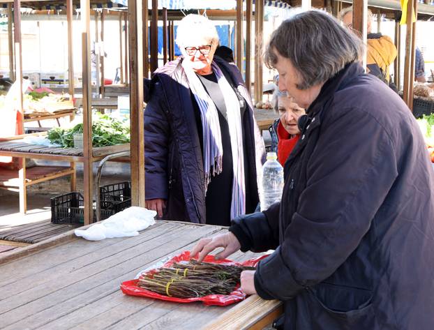 Šibenik:Prve ovogodišnje šparoge na tržnici