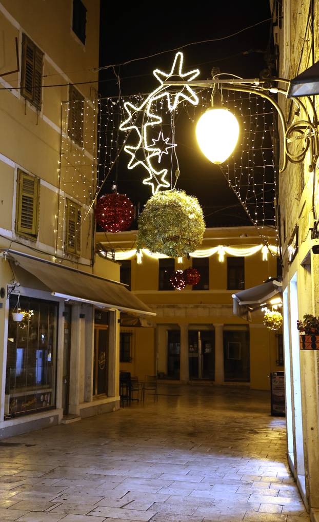 Šibenik zablistao adventskom ukrasnom rasvijetom