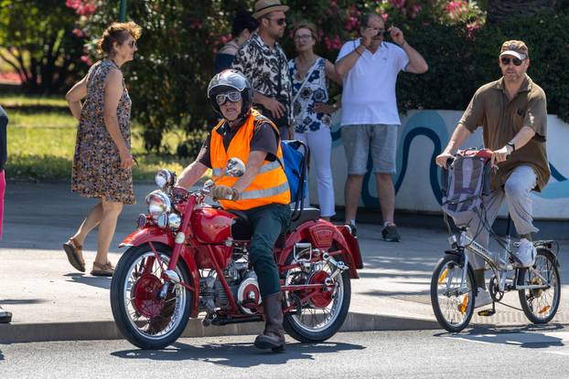 Nekoliko tisuća vlasnika Harley Davidsona prolazi kroz Pulu u defileu