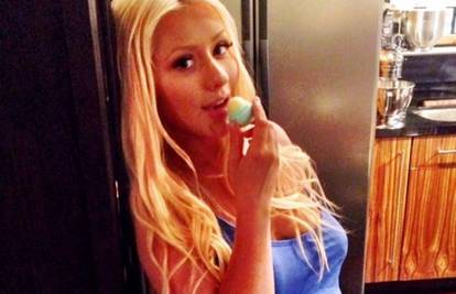 Christina Aguilera ponosno pokazuje veliki trudnički trbuh