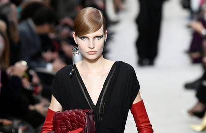 Tamni Valentino modni  svijet s elegantnim crvenim akcentima