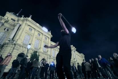 Zagreb: Plato ispred HNK-a proteklih mjeseci postalo je najpopularnije okupljalište mladih