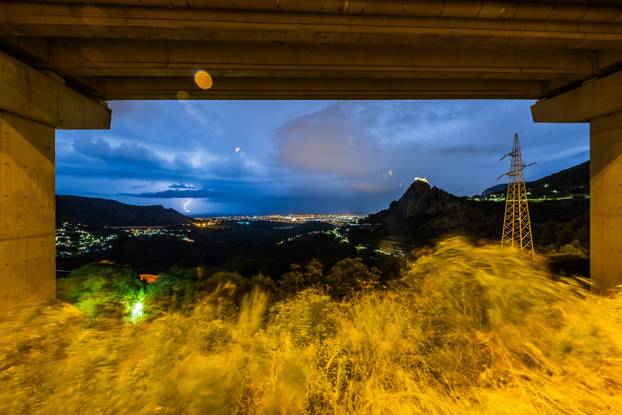 Pogled na Split i Tvrđavu Klis pred nevrijeme