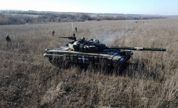 Ukrainian servicemen take part in tank military drills in Kharkiv region