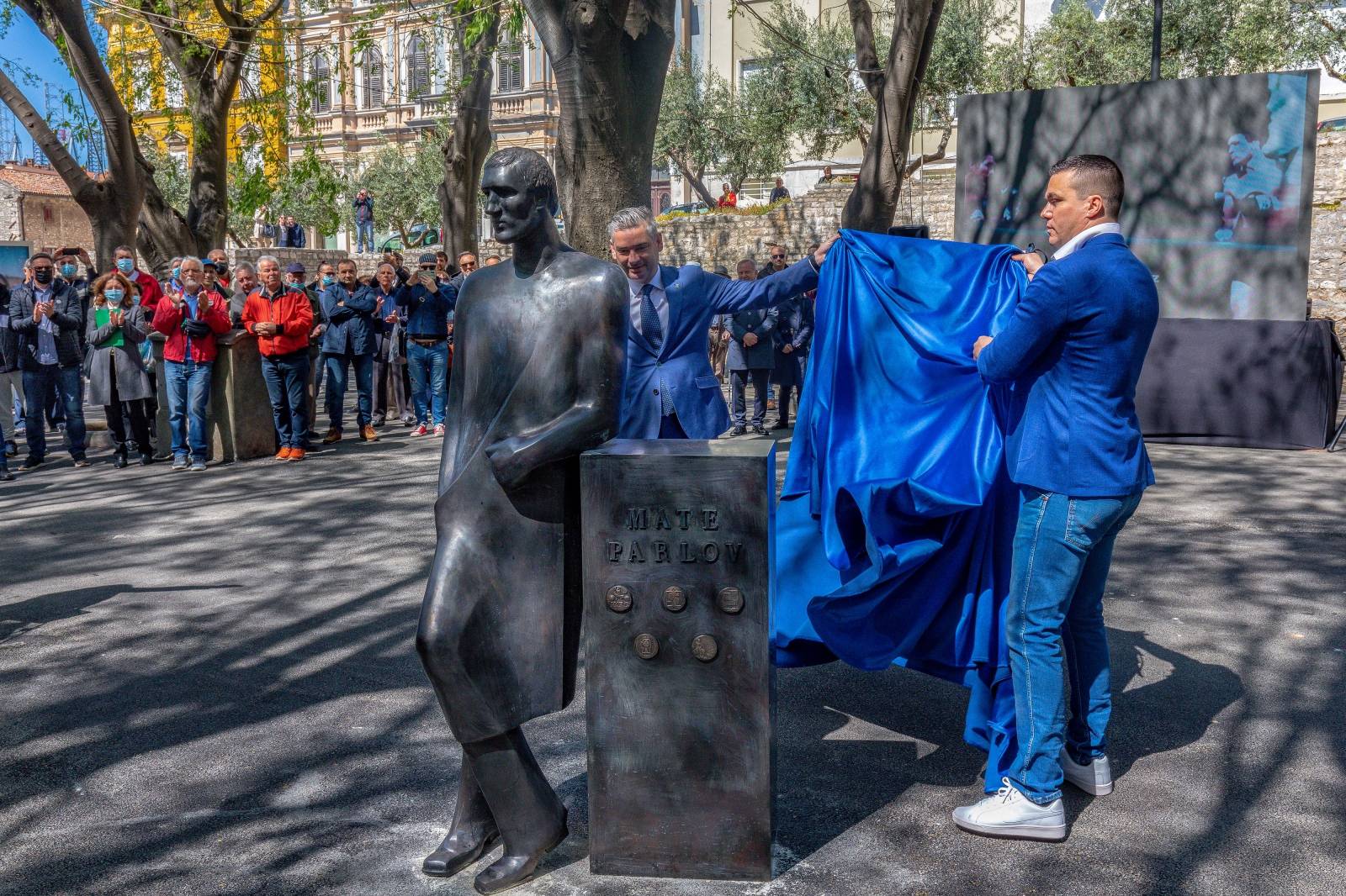 U Puli otkriven spomenik legendarnom Mati Parlovu