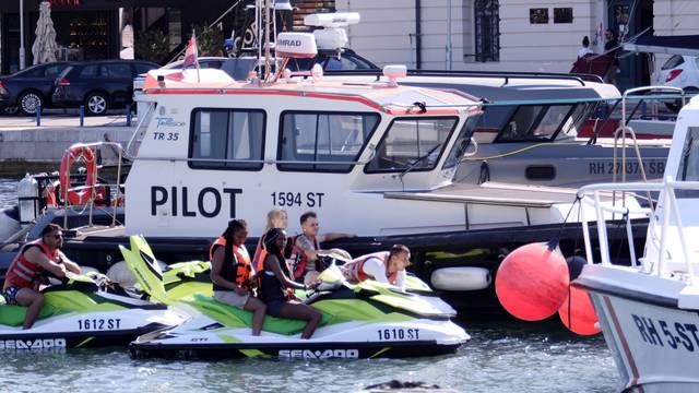 Split: Djelatnici lučke kapetanije u akciji provjere zatekli skupinu turista na jet skijevima bez dozvola