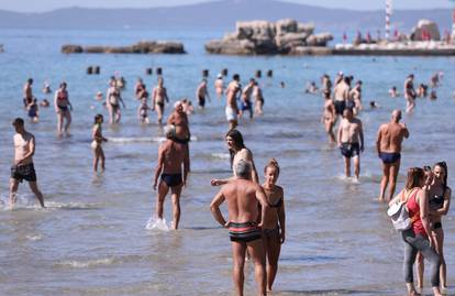 Na Bačvicama danas pravi ljetni dan: Plaža puna od ranog jutra