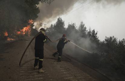 Šumski požar približio se Ateni, prijeti stambenim područjima