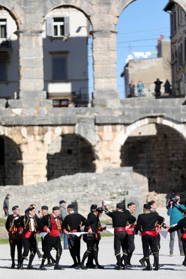 Pula: Mimohod Bokeljske mornarice u Puli