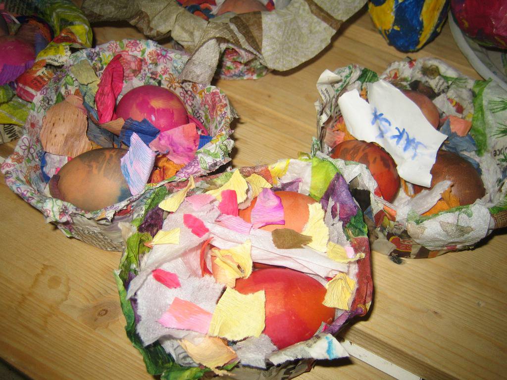 Mali kreativci naučili su kaširati jaja i šiti ukrasne leptire