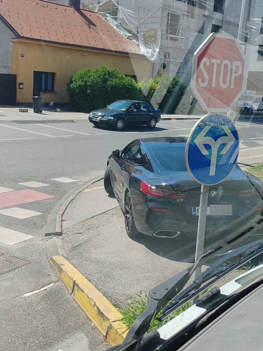 BMW-om došao u Remetinec: 'Čovjek ruši stupiće i guli lak na svom autu da bi parkirao...'
