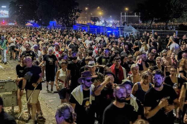 Zagreb: Veliki zastoj na Mostu slobode nakon Thompsonovog koncerta, ljudi stoje ne mjestu