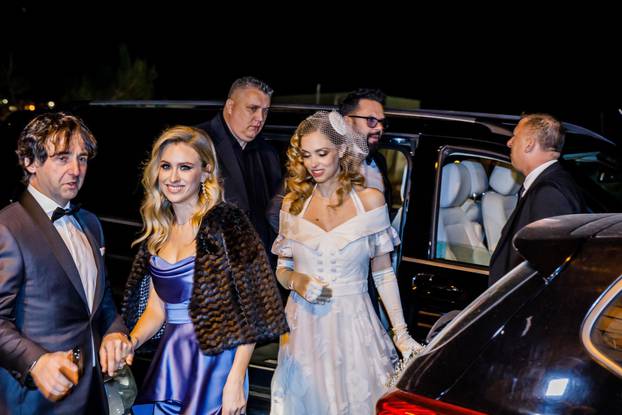Split: Petar Grašo i Hana Huljić stigli u restoran gdje će se održati slavlje nakon vjenčanja