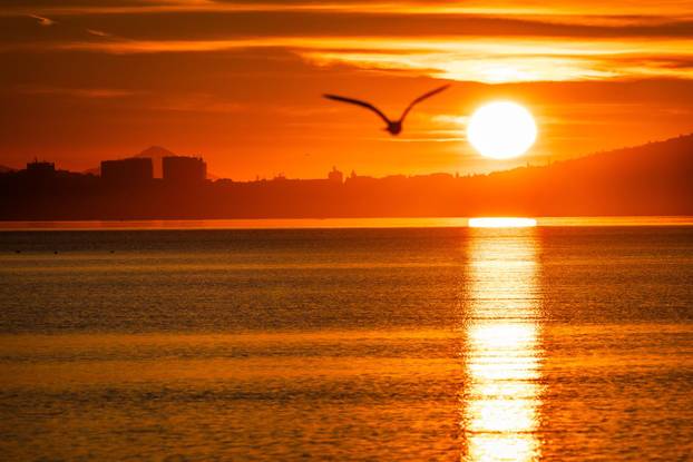 Kaštel Stari: Izlazak Sunca nad Splitom