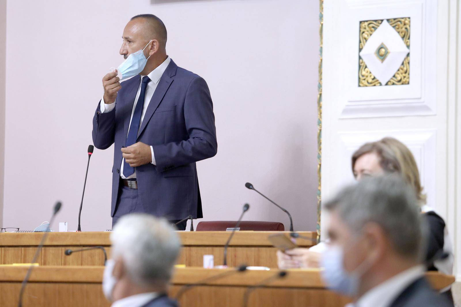 Zagreb: Hrvoje Zekanović se na početku sjednice pokušao izboriti za nenošenje maske