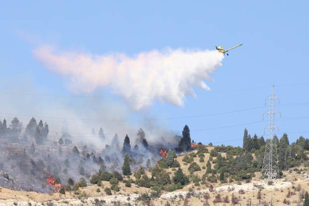 Mostar: Požar iznad Zalika još uvijek nije pod kontrolom, vatra se širi