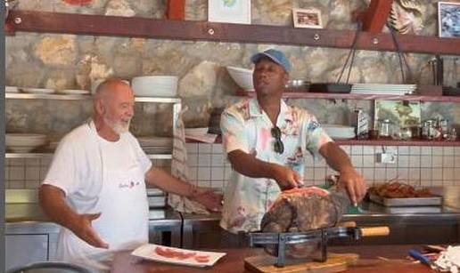 VIDEO Didier Drogba oduševio rezanjem pršuta u konobi blizu Dubrovnika! Pogledajte ovo