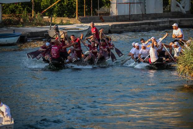 Prolazak Maratona lađa kroz Rogotin uz bakljadu
