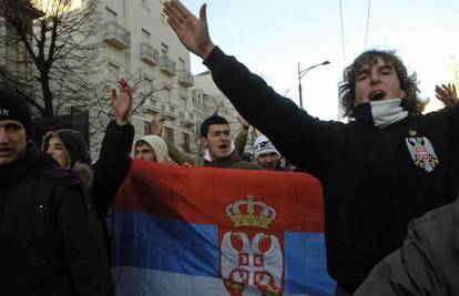 U Beogradu ozlijeđeno 50 osoba, u Mitrovici bomba
