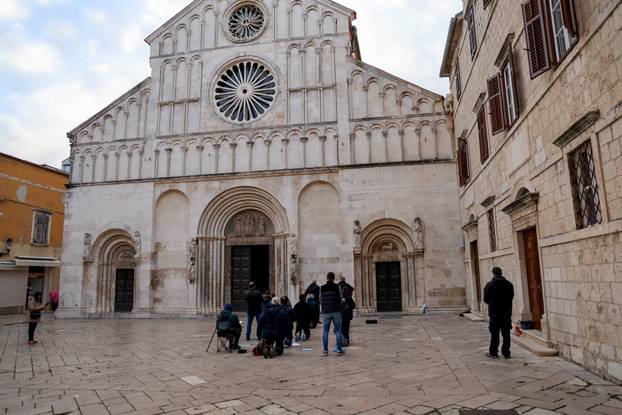 Zadar: Muška molitva ispred katedrale Sv. Stošije