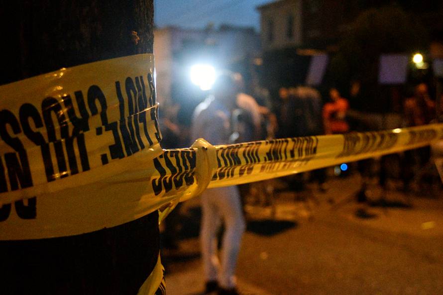 Propucao šestero policajaca i zabarikadirao se u svoj stan