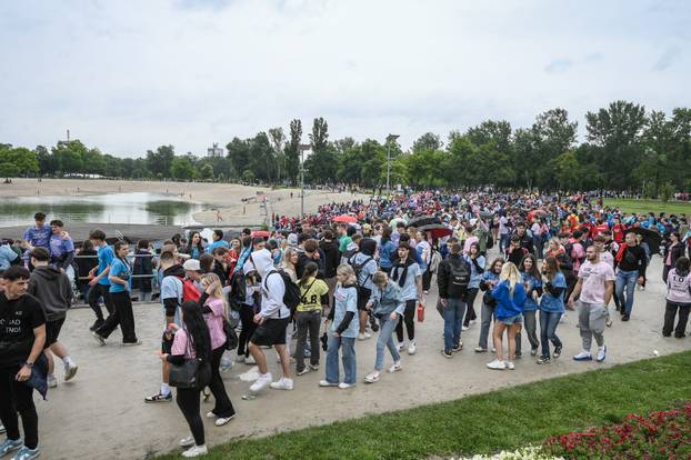 Zagreb: Kiša nije spriječila učenike da proslave kraj školovanja na Bundeku