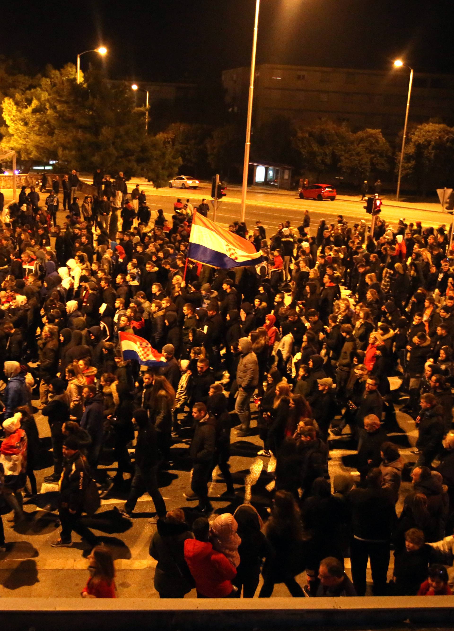 Split: Torcida i brojni graÄani u mimohodu sjeÄanja za Vukovar