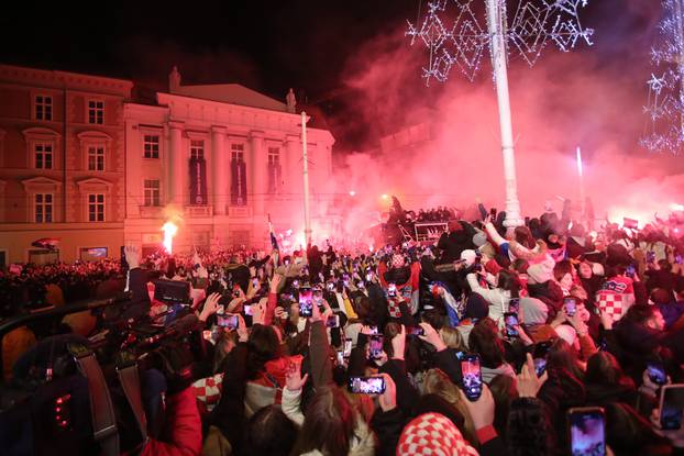 Zagreb: Vatreni na pozornici na glavnom Trgu napravili pravu feštu